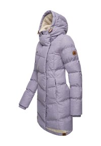 Lila puffjacka med huva, med ett kviltat mönster, ribbade ärmslut och bruna läderdetaljer. Fuskpälsfoder inuti huvan.