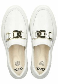 Weiße Slip-On-Schuhe aus Leder mit einer glatten Textur, versehen mit einem goldenen Kettenakzent an der Vorderseite. Weiche Fütterung mit dem Label "High Soft."