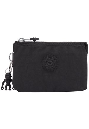 Funda de nylon negra con cierre de cremallera, que presenta una superficie texturizada, un parche con logotipo y un llavero de mono negro adjunto.