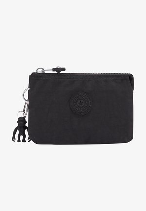 Zwarte nylon etui met een ritssluiting, voorzien van een gestructureerd oppervlak, een logo patch, en een zwarte aap sleutelhanger eraan bevestigd.