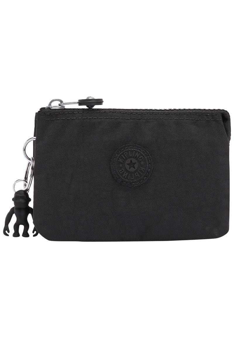 Zwarte nylon etui met een ritssluiting, voorzien van een gestructureerd oppervlak, een logo patch, en een zwarte aap sleutelhanger eraan bevestigd.