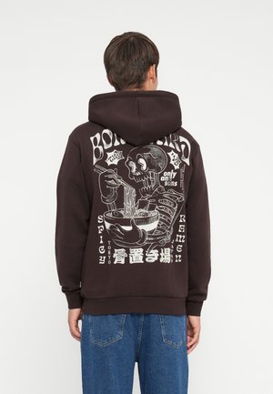 Schwarzer Hoodie mit einem großen weißen Grafikmotiv auf dem Rücken, das ein Skelett zeigt, das Essstäbchen und Ramen hält, ergänzt durch Textelemente und eine Kordelzugkapuze.