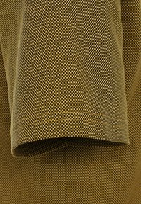 Koszula z krótkim rękawem w czarno-żółtą kratkę, o gładkiej fakturze i kontrastowym przeszyciu wzdłuż dołu.