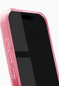 Transparante roze telefoonhoes met een gladde textuur, passend om een zwart scherm, voorzien van openingen voor knoppen en camera.