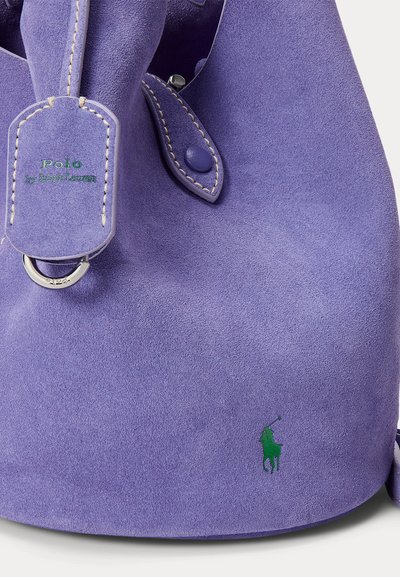 Μωβ τσάντα από σουέτ Polo Ralph Lauren με πράσινο κεντημένο λογότυπο και ραμμένη δερμάτινη ετικέτα με μεταλλικό δαχτυλίδι.