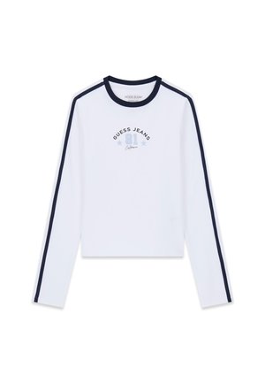 Wit overhemd met lange mouwen en marineblauwe strepen op de mouwen. Heeft de tekst "GUESS JEANS 81 California" in blauw en grijs. Kort model.