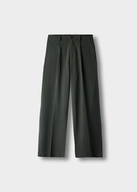 Donkergroene, wijde broek met platte voorkant, enkele knoopsluiting en zijzakken. Gemaakt van gladde stof met een gestructureerde pasvorm.