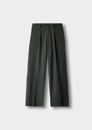 Dunkelgrüne, weite Hose mit flachem Vorderteil, einem Knopfverschluss und seitlichen Taschen. Hergestellt aus glattem Stoff mit strukturierter Passform.