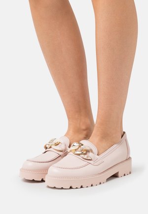 Mocassins en cuir rose avec une semelle épaisse, présentant un détail de chaîne dorée décorative sur l'avant et des accents cousus le long des bords.