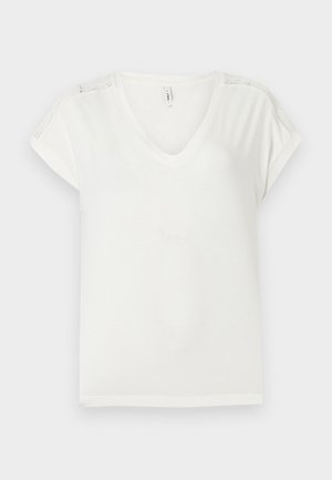 Weißes kurzärmeliges V-Ausschnitt-Shirt mit Spitzenverzierung auf den Schultern, flach auf einem hellen Hintergrund liegend.