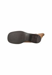 Bota de cuero marrón con punta redondeada y parte superior lisa. Suela de goma negra texturizada con un leve patrón de agarre. Detalles de costura a lo largo de los bordes.