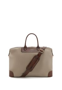 Grijze synthetische tas met bruin krokodil-embossed accenten, twee handvaten, een afneembare schouderband en een ritsluiting. Opvallende hardware is een goudkleurige rits.