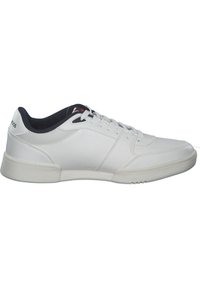 Weiße Sportschuhe mit einem glatten Lederoberteil, Schnürverschluss, gepolstertem Kragen und strukturiertem Gummisohle. Marineblauer Akzent im Innenfutter.