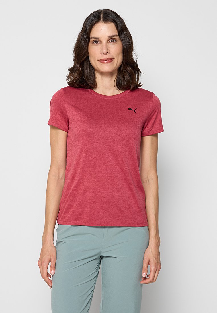 Rode t-shirt met korte mouwen, gemaakt van zacht materiaal, met een ronde halslijn en een klein zwart Puma-logo op de linkerborst.