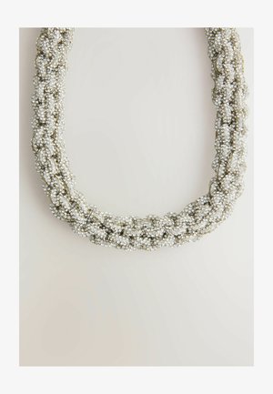 Colier împletit chunky realizat din mărgele argintii strălucitoare; textură netedă cu multiple șiruri împletite pentru o formă definită.