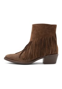 Stivale alla caviglia in suede marrone con dettagli in frange, punta affusolata e tacco basso a blocco. La texture è morbida e il design ha uno stile leggermente western.