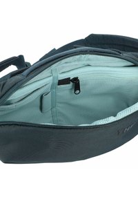 Sac en tissu gris avec un extérieur texturé et un intérieur bleu clair. Équipé d'une fermeture éclair et de compartiments intérieurs pour l'organisation.