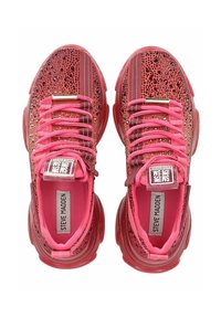 Helle pinke Sportschuhe mit strukturiertem Stoff, metallischen Akzenten und lebhaften Schnürsenkeln. Merkmale sind eine runde Zehenpartie und ein gepolsterter Schuhkragen für zusätzlichen Komfort.