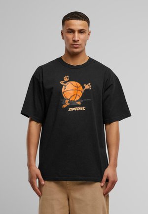 Sort bomulds T-shirt med korte ærmer, prydet med et orange basketball og karaktergrafik på fronten. Løs pasform med rund hals.