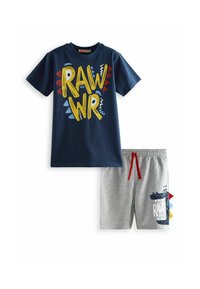 Marineblå T-shirt med "RAWR" grafik i gul og rød, parret med grå shorts med krokodilletryk og rød snor.