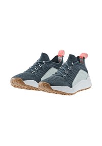 Ein Paar dunkelgraue Strick-Sneaker mit weißen Zwischensohlen, Gummisohlen, hellgrauen Seitenpaneelen und korallenfarbene Zuglaschen auf einem weißen Hintergrund.