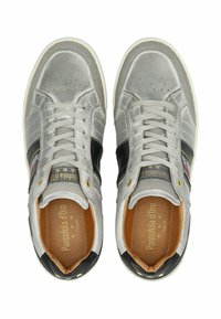 Sølv l ædersneakers med sorte accenter, rund tå, polstret krave og gyldne snørehuller. Har struktureret overdel og logo på indersiden.