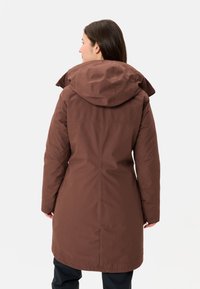 Bruine hooded parka met een slank ontwerp, met een zachte textuur en een middellange snit, vanuit de rug gezien met minimale details.
