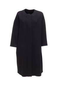 Cappotto nero con taglio dritto, maniche lunghe e senza chiusure visibili. Realizzato in un tessuto spesso con una superficie liscia. Design minimalista.