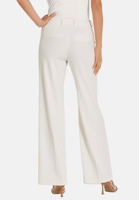 MADELEINE MIT BÜGELFALTEN - Stoffhose - white