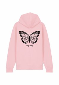 Felpa rosa con cappuccio, caratterizzata da una grafica di una farfalla nera e la scritta "Fly Away" sotto. Realizzata in tessuto morbido e testurizzato.