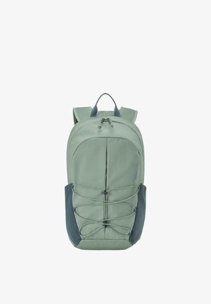 Zaino verde chiaro con cordino elastico frontale, due tasche laterali, spallacci imbottiti e manico superiore, mostrato su sfondo bianco.