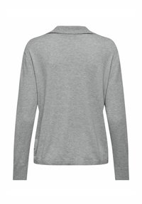 Grauer Langarm-Pullover mit kragenförmigem Ausschnitt. Aus weichem Stoff gefertigt, mit gerippten Bündchen und einer lockeren Passform. Keine sichtbaren Muster oder Akzente.