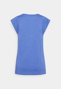 Niebieska krótki rękaw bluzka damska z okrągłym dekoltem ukazana z tyłu na białym tle.