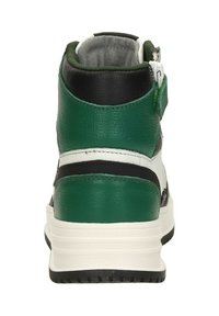 Hoge sneakers van groen, zwart en wit leer met textuuraccenten, een gewatteerde kraag en een rits aan de achterkant voor gemakkelijke toegang.