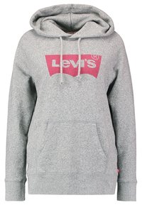 Sweat à capuche gris en tissu doux avec une poche avant, une capuche à cordon de serrage, et un logo Levi's rose vif bien visible sur la poitrine.