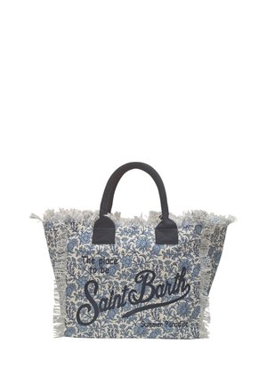 Borsa tote con motivo floreale blu e bordi sfrangiati, manici neri e testo "Saint Barth" con frasi più piccole sul davanti.