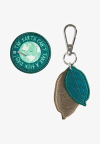 Unselected, green wildlife