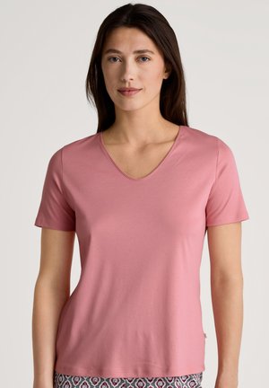 Roze T-shirt met korte mouwen en V-hals, gemaakt van een zachte, gladde stof. Getailleerd ontwerp met een subtiele glans, gecombineerd met een pyjamabroek met een patroon.
