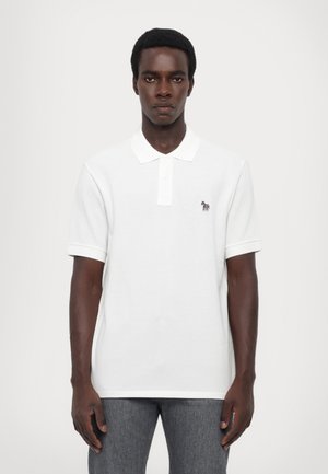 Hvid polo t-shirt med ribbet krave og korte ærmer. Har et lille broderet logo på venstre bryst. Blødt, ensfarvet stof.