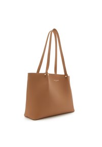 Sac fourre-tout en cuir tan avec une surface texturée, double anses, et un petit logo de la marque imprimé à l'avant. Design simple et spacieux.