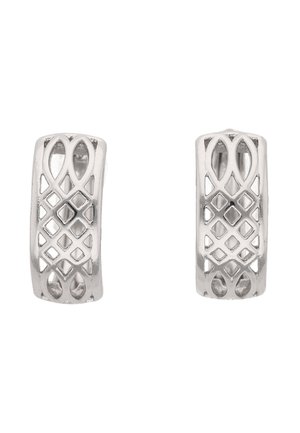 Para srebrnych kolczyków w kształcie półkola z misternymi geometrycznymi wzorami wycięć i błyszczącym wykończeniem.