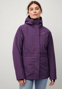 Lila wasserfeste Jacke mit Kapuze, Frontreißverschluss, zwei Seitentaschen und strukturiertem Finish. Mit Logo auf der Brust und verstellbaren Bündchen.