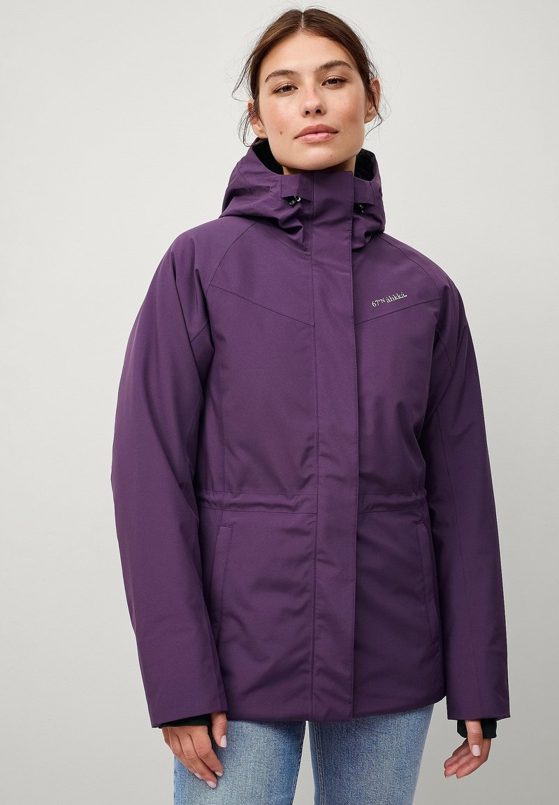 Lila wasserfeste Jacke mit Kapuze, Frontreißverschluss, zwei Seitentaschen und strukturiertem Finish. Mit Logo auf der Brust und verstellbaren Bündchen.