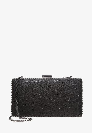 Pochette rectangulaire noire couverte de petites perles noires, avec une bandoulière en chaîne argentée et une fermeture à clip argentée.