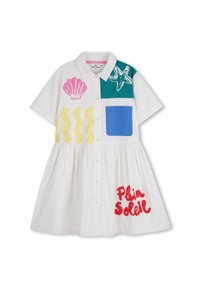 Λευκό φόρεμα με κοντά μανίκια και κουμπιά μπροστά, με πολύχρωμα μοτίβα: κοχύλι, κύμα, αστερία και συμπαγές μπλοκ σε ροζ, κίτρινο, πράσινο και μπλε.