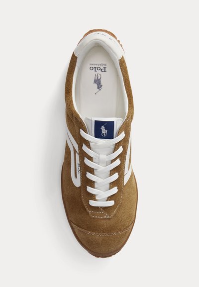 Baskets en daim marron avec lacets blancs et bandes blanches, logo Polo Ralph Lauren sur la languette et la semelle intérieure, vues de dessus.