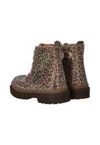 Luipaardprint enkelboots met bruin en gedempte groentinten, voorzien van roze veters, textielstof en rubberen zolen voor grip.