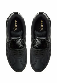 Schwarze Sportschuhe mit einem glatten synthetischen Obermaterial, strukturierten schwarzen Akzenten und einem Schnürdesign. "ALDO"-Logo in Gold auf der Innensohle eingeprägt.