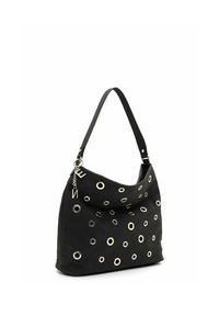 Must käekott, mille pinnal on hõbedased metallist silmad ja rihma lähedal ripub võtmehoidja, millel on rippuvad tähed.