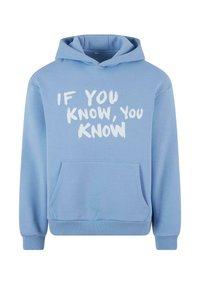 Svetlo modra kapuca iz mehkega materiala, z sprednjim žepom in belim napisom "ČE VEŠ, VEŠ" v krepkem, sproščenem fontu.